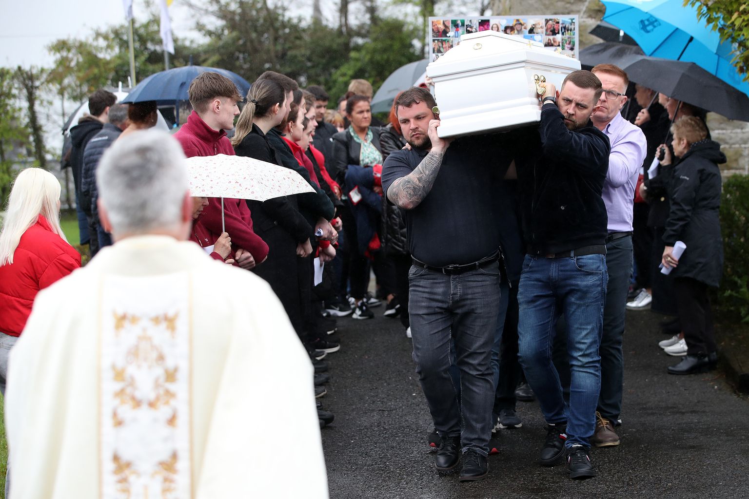 Final loving texts between teenage crash victims shared at funeral